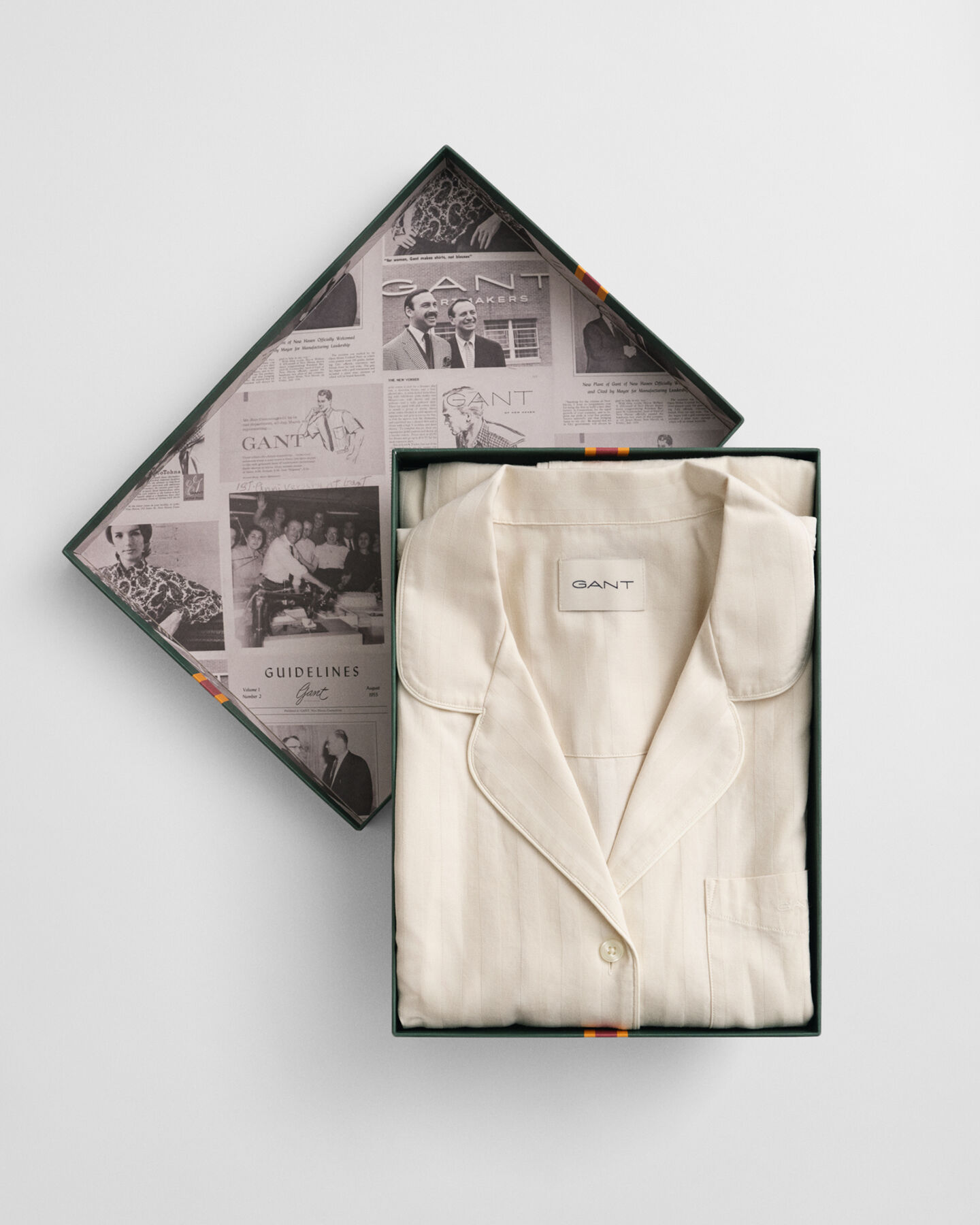 Randig satinpyjamas i presentförpackning