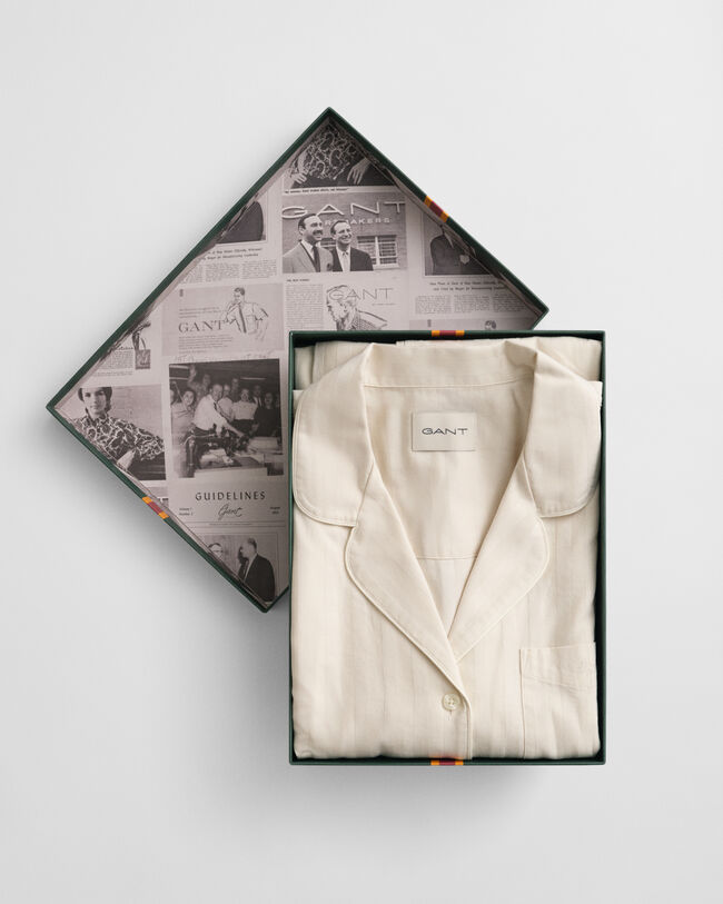 Randig satinpyjamas i presentförpackning