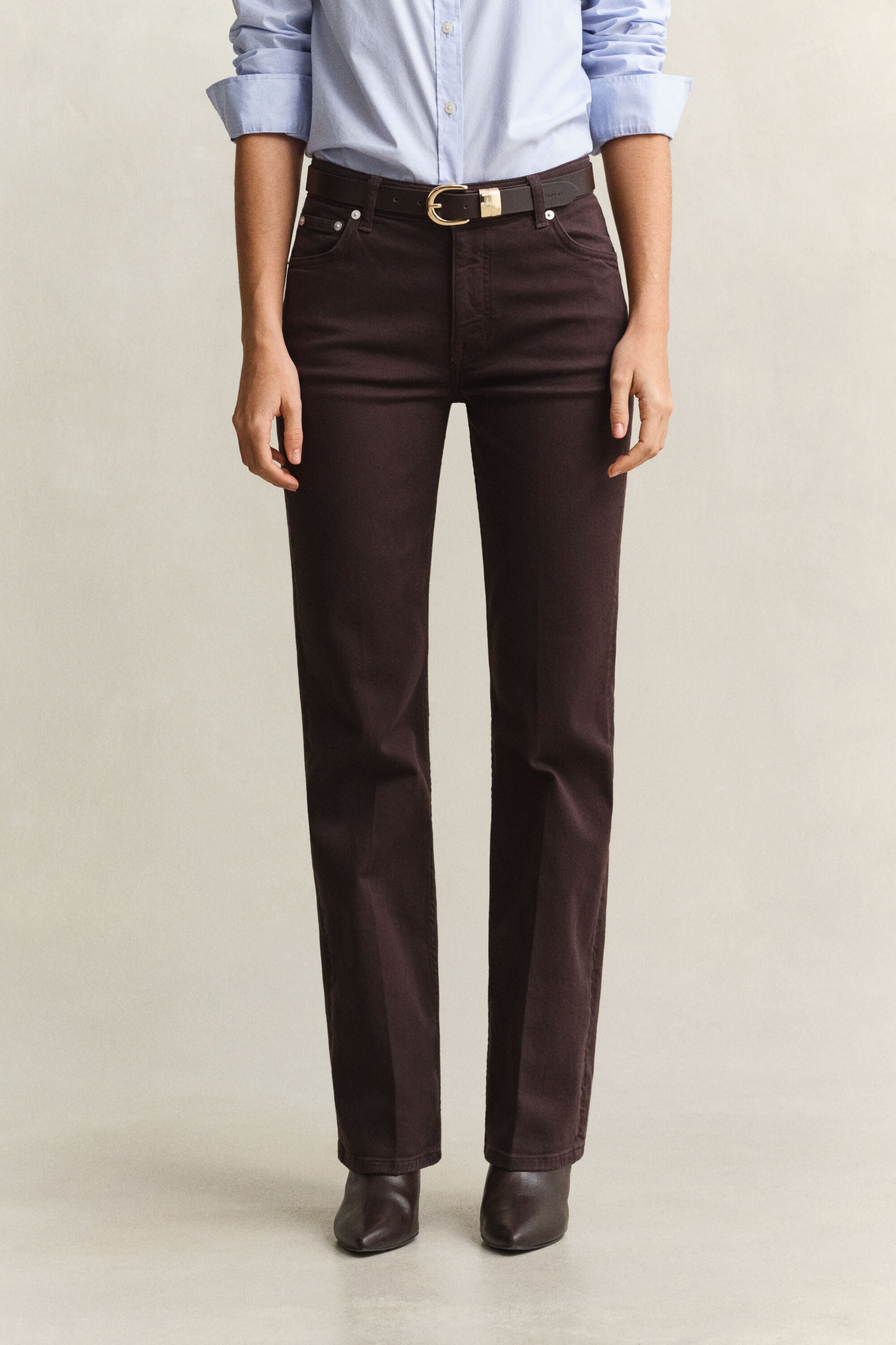 Slim färgade utställda jeans
