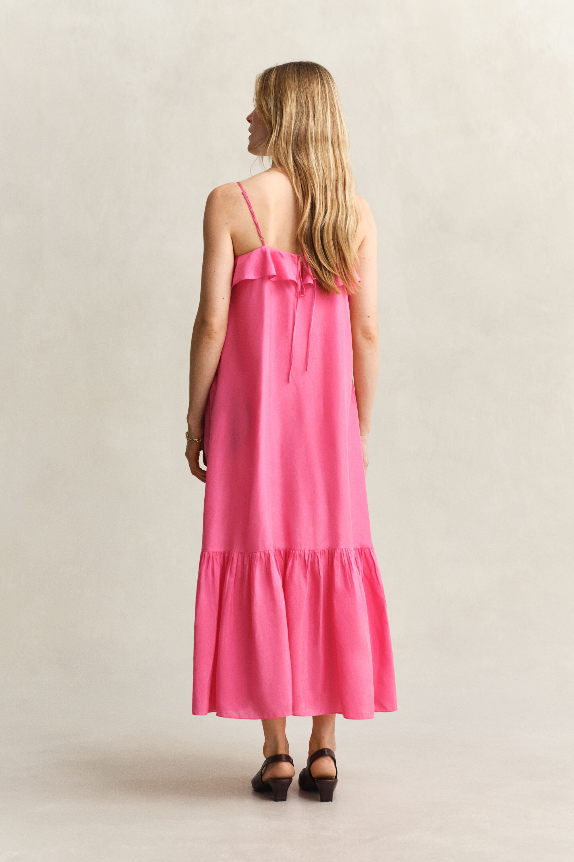 Midiklänning i silke med smala axelband