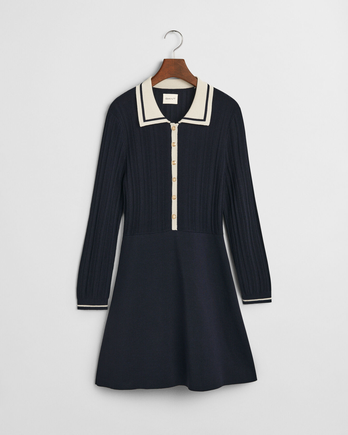 Kontrastfärgad ribbstickad klänning