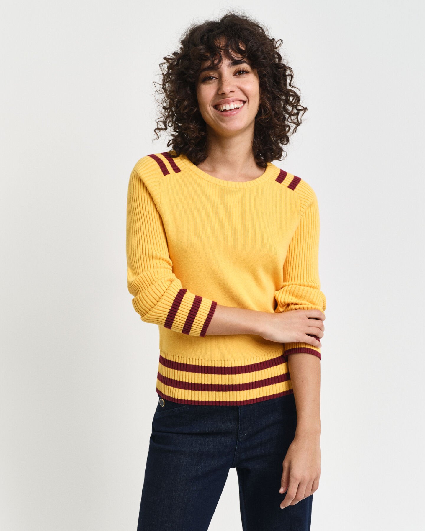 Rundhalsad tr&ouml;ja med kontrastdetaljer