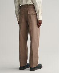 Chinos med veck och bälte