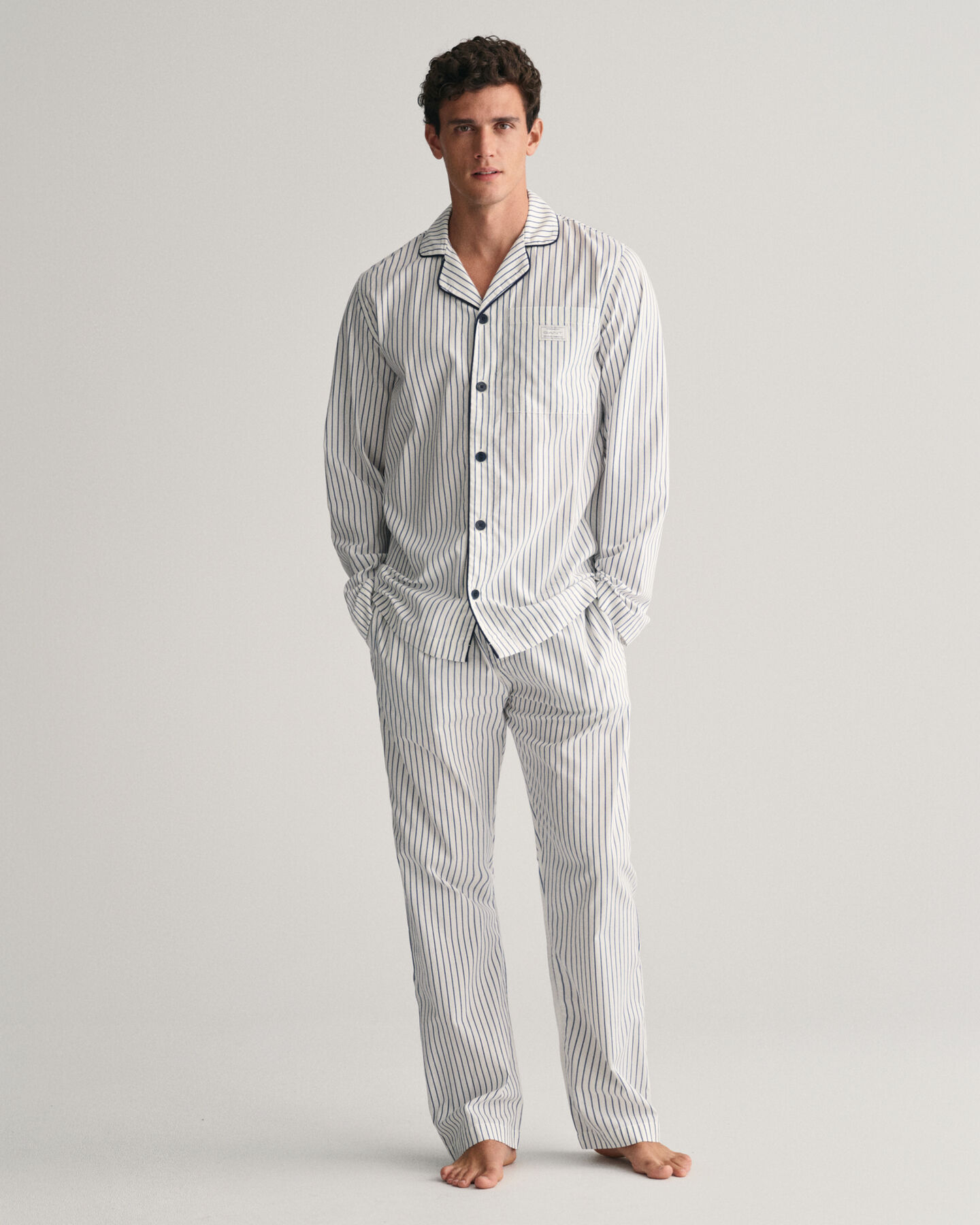 Randiga pyjamasbyxor och skjorta i presentförpackning