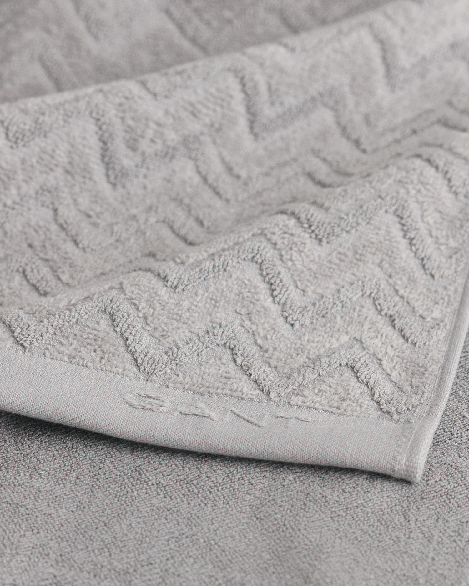 Jacquardvävd fiskbensmönstrad handduk 70 x 140